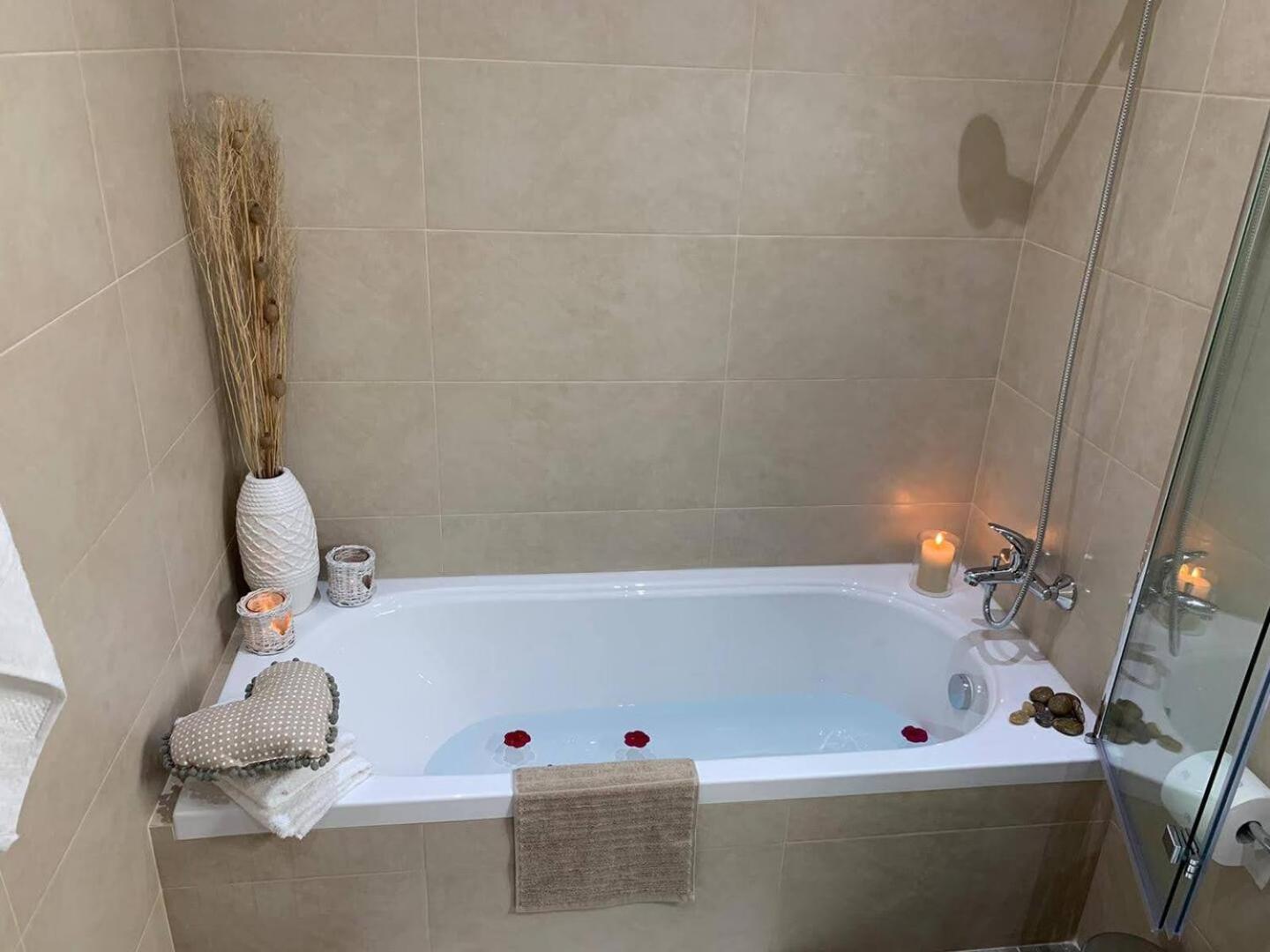 Fl 1 Ta'Lonza Luxury With Hot Tub By Homely 멜리에하 외부 사진