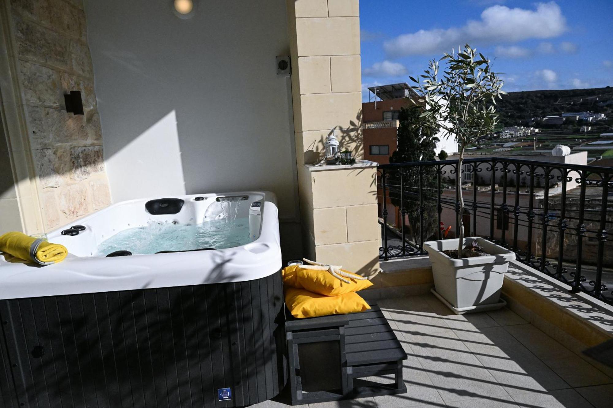 멜리에하 Ta'Lonza Luxury Near Goldenbay With Hot Tub App1 아파트 외부 사진