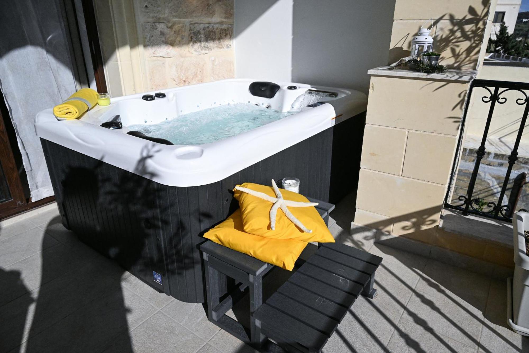 Fl 1 Ta'Lonza Luxury With Hot Tub By Homely 멜리에하 외부 사진